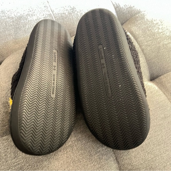 Smiley face Fuzzy Slippers, size Large 8/9US, wide width - Picture 4 of 9